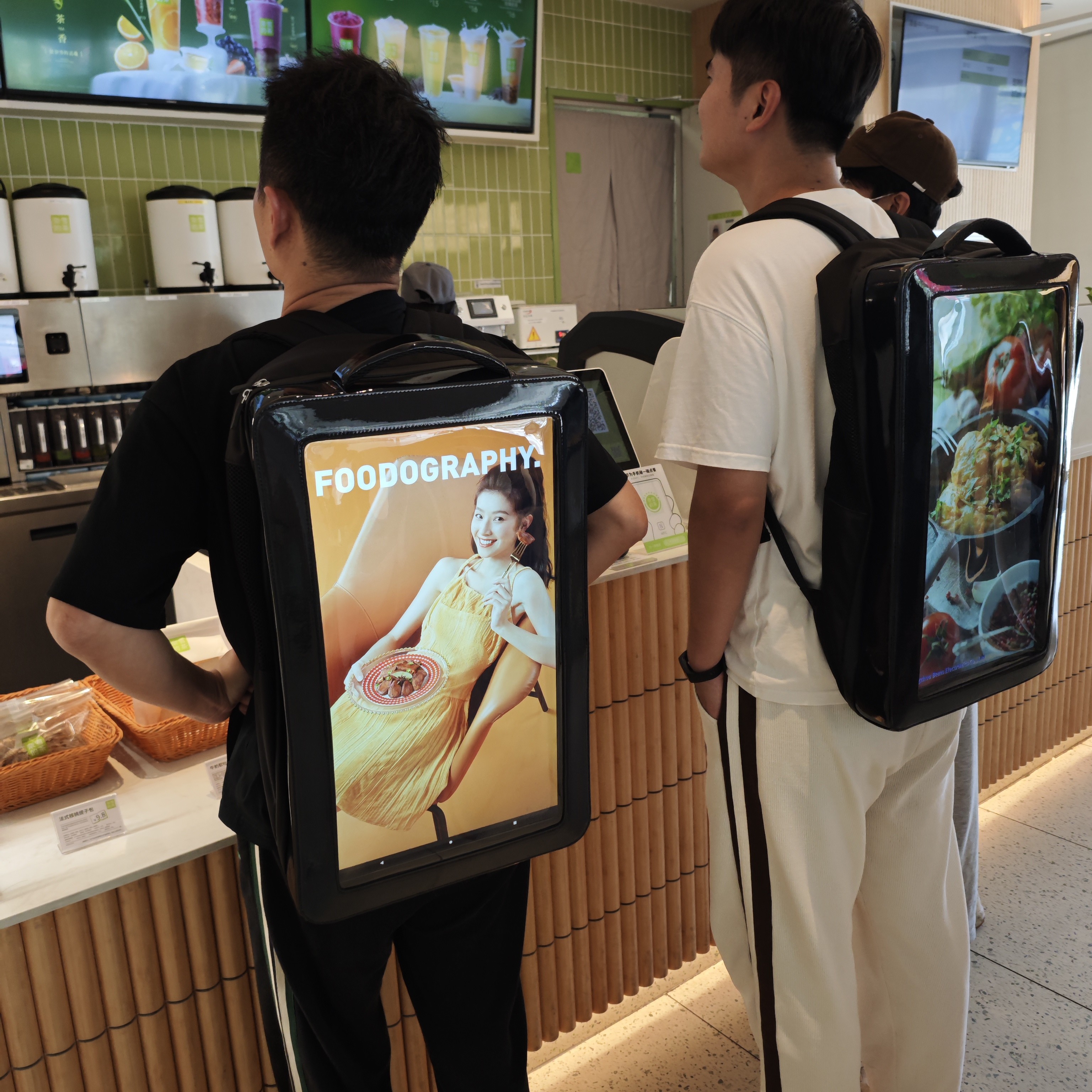 21.5 Inch 2nd gen Walking Backpack Screen LCD Displays Digital Signage Menu