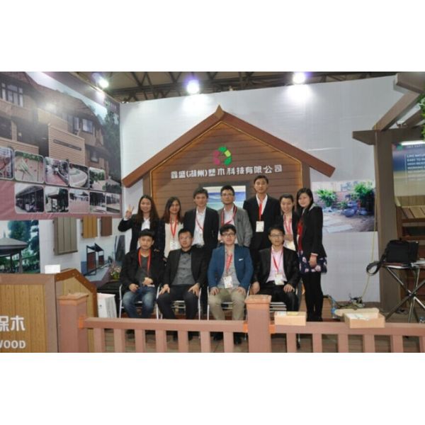 150 X 150mm 200 X 200mm WPC Railing Garden Wood Plastic Composite Fence