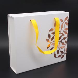 China Factory Wholesale Custom White Hampers Gift Set Packaging Box With Insert Handle on sale