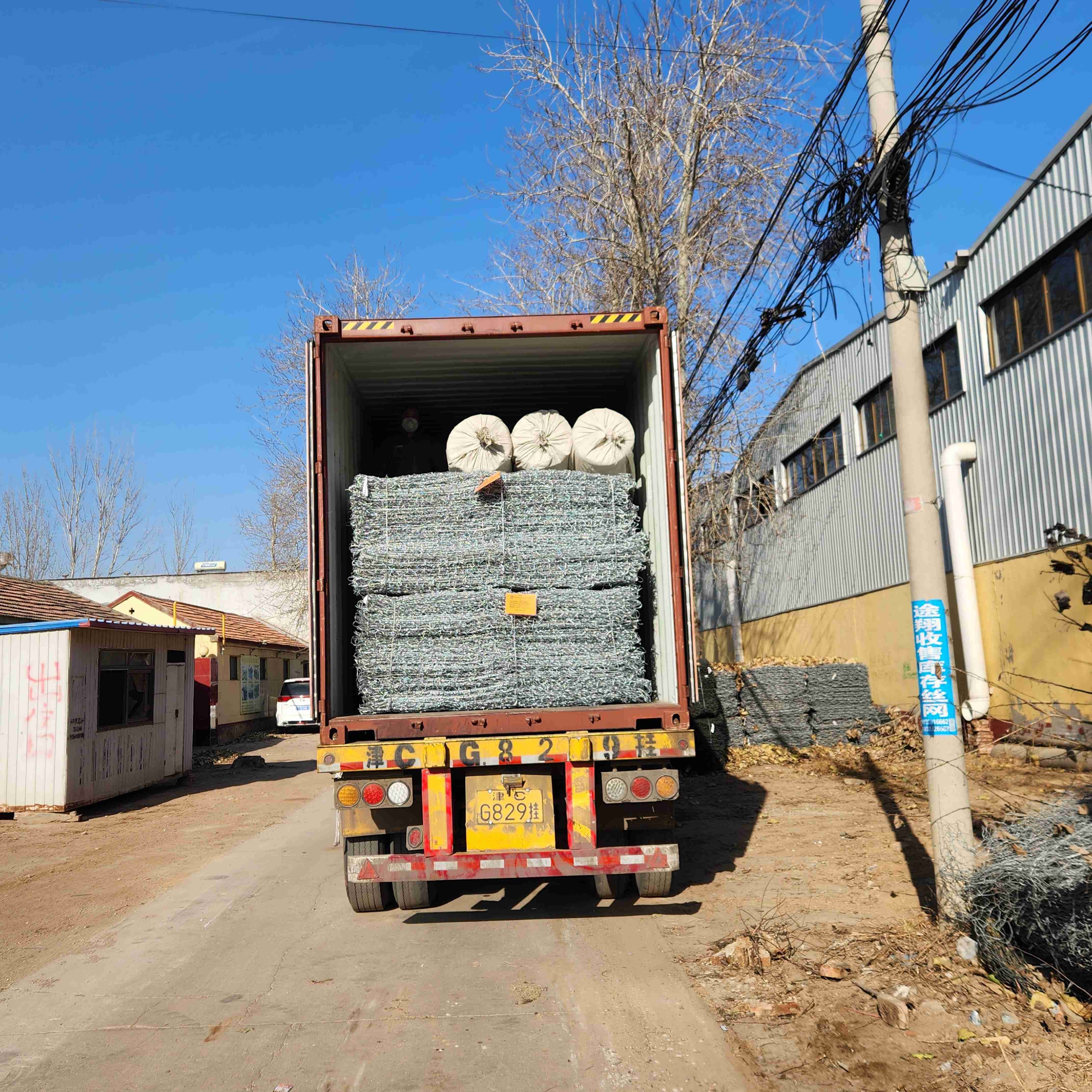 Low Carbon Steel Wire 1x1x2 M Metal Gabions Filled Box Three Twist Weave