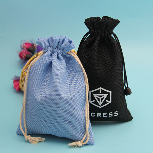 Embossing Black Burlap Bag , Jute Packaging Bags With Two Drawstrings