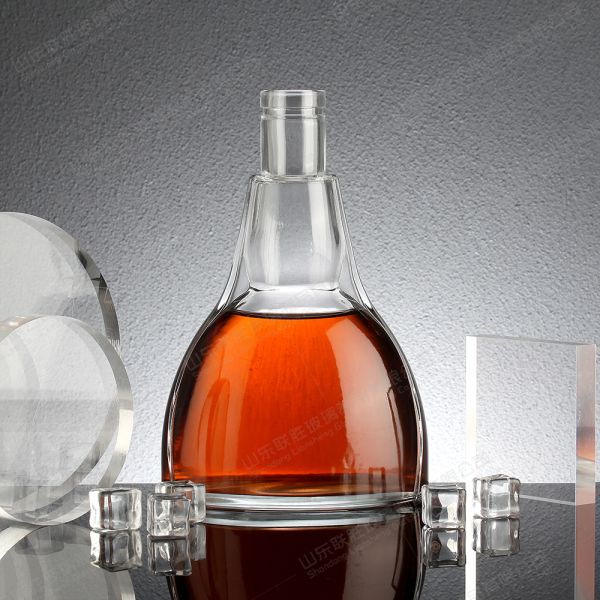 Crystal Liquor Glass Bottle Wine Whisky with Screw Metal Cap Clear Glass Base Material