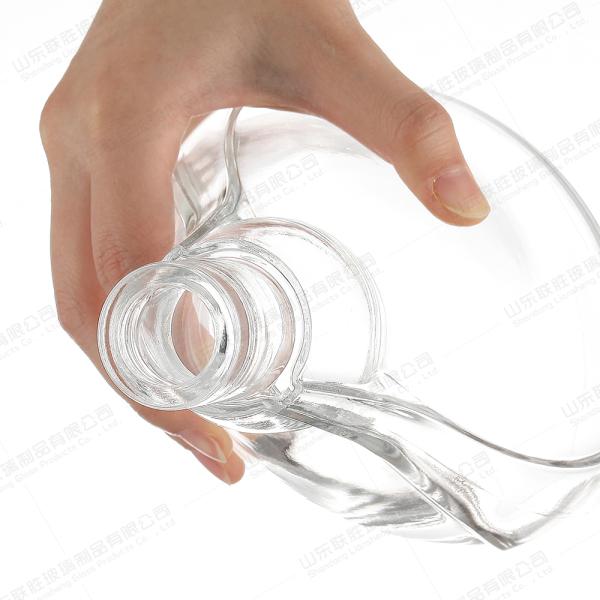 Crystal Liquor Glass Bottle Wine Whisky with Screw Metal Cap Clear Glass Base Material