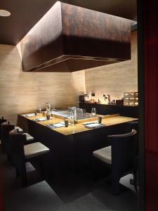 China Electric Restaurant Floor Standing Teppanyaki Grill Table on sale