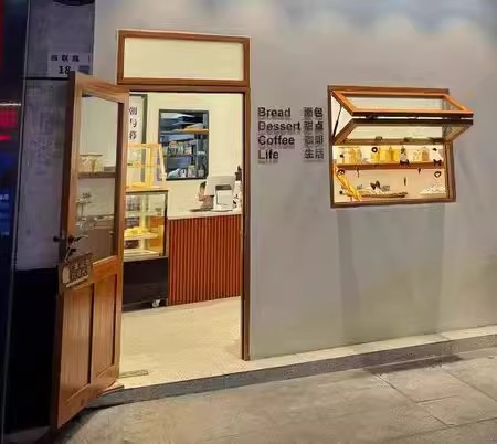 North-Light Folding Window Configuration Replicating Traditional Atelier Lighting Conditions for Creatives