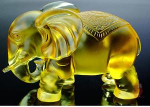 Quality Amber Colored Glaze Indoor Home Decoration Elephants Figurine Statue 135*80*115mm wholesale