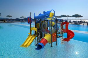 China Custom Playground Water Slide Pool LLDPE Metal Water Slide Fade Resistant on sale