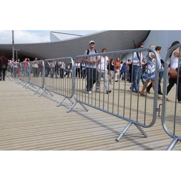 Traffic safety crowd control barrier fence